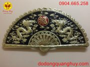 Tranh quạt đồng song long trầu nguyệt màu vàng