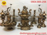 Bộ đồ thờ đồng đỏ cạo màu trên bàn thờ