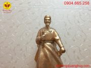 Mặt trước tượng Trần Hưng Đạo bằng đồng đỏ cao 42cm
