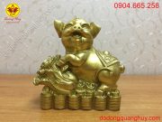 Tượng Heo đồng đứng trên tiền vàng