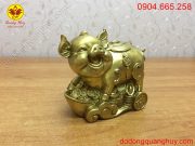 Tượng Heo đồng đứng trên tiền vàng