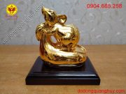 Tượng chuột ngồi trên túi tiền vàng