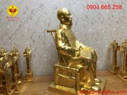 Mặt bên tượng bác Hồ dát vàng 9999