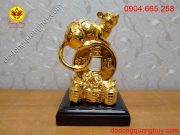 Mẫu tượng chuột đứng trên tiền vàng