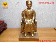 Tượng đồng chân dung bà ngồi ghế