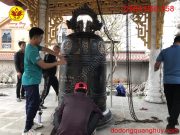 Lắp đặt chuông đồng lên tháp chuông