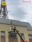 Lắp đặt huy hiệu bằng đồng