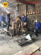 Rót đồng vào khuôn tại xưởng đúc đồng Quang Huy