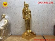 Bác Hồ vãy tay chào mạ vàng