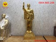 Bác Hồ vãy tay chào mạ vàng