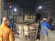 Chuẩn bị rót đồng