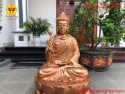 Tượng Phật Thích Ca cao 1m2 được để nguyên màu đồng đỏ bên ngoài phủ bóng chống bám bụi.