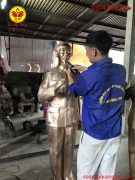 Làm nguội tượng Bác Hồ đứng cao 1m97