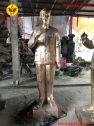 Tượng Bác Hồ đứng bằng đồng đỏ cao 1m97
